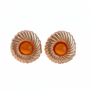 Elegante runde strukturierte Ohrstecker mit orangefarbenem Harz in goldener Optik