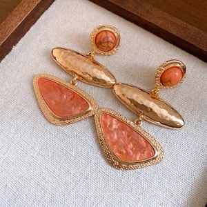 Vintage geometrische Harz-Ohrstecker in Koralle und Gold-Finish