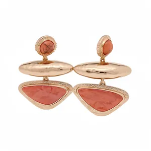 Elegante goldfarbene Tropfenohrringe mit orangefarbenem Harzdreieck und ovalen Anhängern
