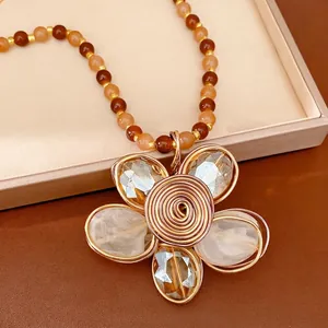 Collier de fleurs perlé élégant avec grand pendentif en verre enroulé de fil.