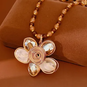 Collier plastron perlé avec pendentif fleur en verre filigrané