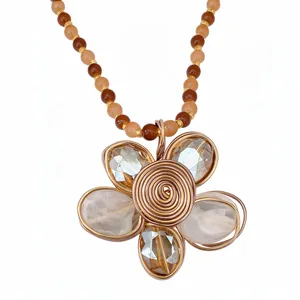 Collier fleur artistique avec perles en verre et pendentif spirale en fil pour femmes.