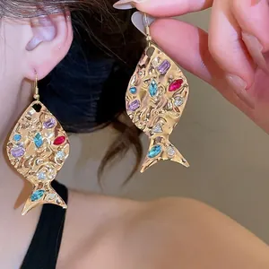 Orecchini a Gancio a Forma di Pesce in Ferro Dorato con Strass e Pieghe per Donna Gioielli di Moda Accessori per Feste