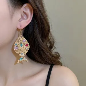 Orecchini a sospensione a forma di pesce dorato con strass colorati e finitura ruvida