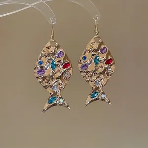 Orecchini a gancio a forma di pesce d'oro con strass colorati