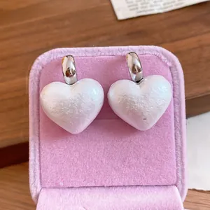 Eleganti orecchini vintage a bottone con perla a cuore in scatola di velluto rosa