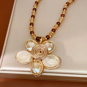 Gros plan détaillé d'un collier de fleurs fait main orné de perles en verre élégantes.