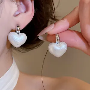 Eleganti orecchini a cerchio a forma di cuore perlato con fascino vintage francese per donna.