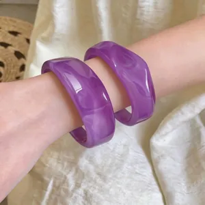 Einzigartiger unregelmäßiger geometrischer lila Acryl-Armreif mit Marmorierung