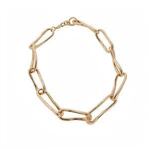 Collana a catena a maglie ritorte dorata e spessa con finitura metallica lucida da donna.