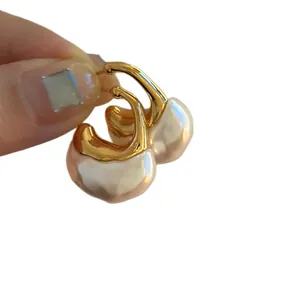 Elegantes pendientes de aro de resina en forma de C con detalles dorados para mujer