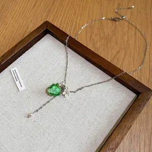 Collana in argento con ciondolo a forma di uva verde gelatina e accenti floreali