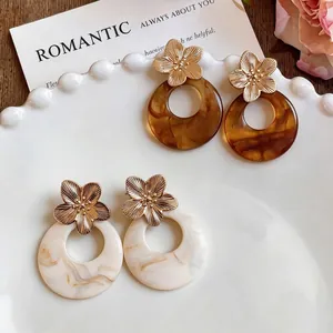 Elegant French vintage Maillard style resin flower drop earrings in amber and cream marble