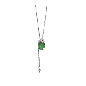 Elegante collana con pendente a uva in resina verde, catena d'argento e dettaglio floreale