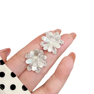 Boucles d'oreilles fleurs en argent avec micro-pavé de zircons pour un look chic