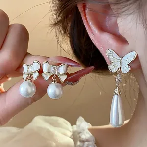 Elegante 14K vergoldete Schmetterling- und Schleifenohrringe mit weißen Perlen