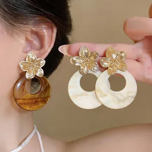 Detailed view of French retro Maillard earrings with gold flowers and resin rings
