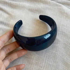 Detailansicht eines dunkelblauen, unregelmäßigen Acryl-Armreifs mit glänzendem Finish