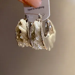 Eleganti orecchini a conchiglia argento con grappoli di perline bianche