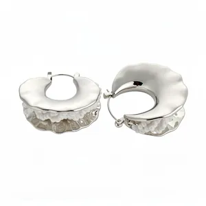 Eleganti orecchini a cerchio ondulati in argento con delicati dettagli in perline bianche.