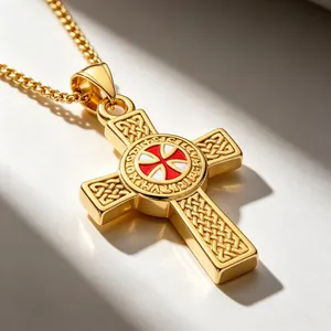 Primo piano di un ciondolo croce templare vintage in oro con intricati nodi celtici.