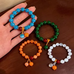Vista dettagliata di bracciali etnici di perle occhio di gatto in vari colori vivaci