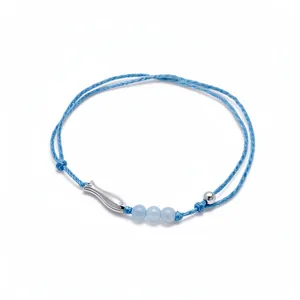 Elegante pulsera de cordón azul con colgante de pez plateado y tres cuentas azul claro