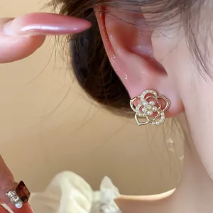 Detailansicht eleganter 14K vergoldeter Blumenohrstecker mit zarten Perlen verziert