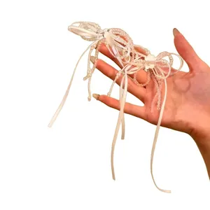 Elegante collana con fiocco in perle bianche e nastro in raffinato stile francese