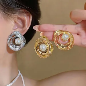 Eleganti orecchini a perno con perla e fiore geometrico cavo in oro e argento 925