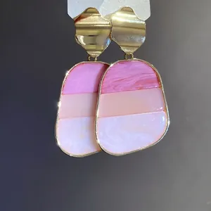 Pendientes colgantes retro dorados con gotas de resina en degradado rosa para mujer