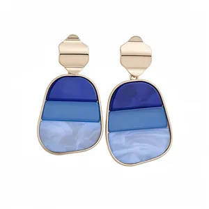 Pendientes de tuerca dorados vintage con colgante geométrico jaspeado azul elegante