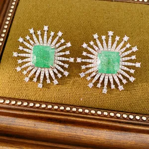 Dettaglio di orecchini vintage in argento con zircone quadrato verde a forma di fuochi d'artificio