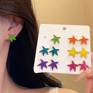 Set de 12 pares de pendientes de estrella de colores con esmalte para vacaciones.