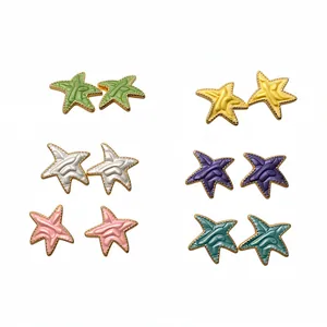 Juego de 12 pendientes de estrella de colores en esmalte con borde perlado dorado