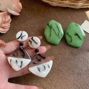 Élégantes boucles d'oreilles en résine style lavis aux formes géométriques chic