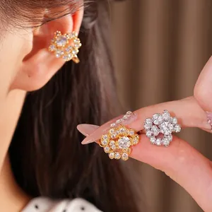 Moda Clip per Ossa dell'Orecchio Circolari in Zirconia Rame Placcato Oro 18K Ear Cuffs a Grappolo di Fiori Orecchini di Lusso Personalizzati per Donna