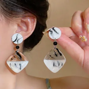 Boucles d'oreilles géométriques en résine style lavis d'encre avec motif marbré noir et blanc