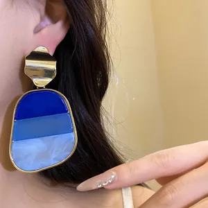 Primer plano de pendientes cuadrados de resina degradada azul en modelo