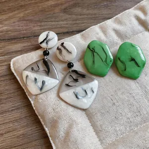 Boucles d'oreilles en résine design de niche avec motifs d'encre et formes géométriques
