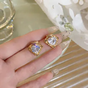 Detaillierte Makroansicht eleganter herzförmiger Zirkonia-Ohrringe mit Goldkrone