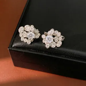 Eleganti orecchini a fiore in zircone placcati oro bianco 18K su scatola.