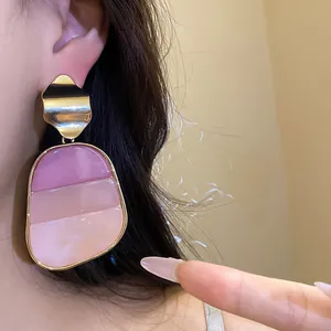 Pendientes de resina con degradado rosa vintage y detalle de botón dorado elegante