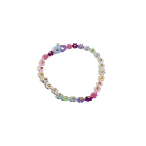 Collier de perles fleurs colorées style dopamine avec détails dorés et fermoir bleu serrure
