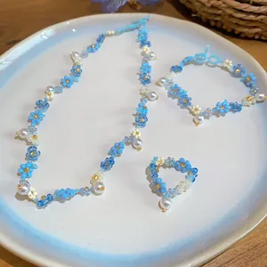 Parure de bijoux fleurs perlées bleues faite main avec collier, bracelet et bague