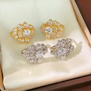 Dettaglio dei polsini per orecchie a fiore in zircone con placcatura in oro 18K e argento