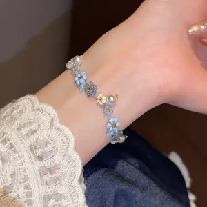 Gros plan détaillé d'un bracelet d'été avec fleurs en perles porté au poignet