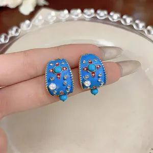 Nahaufnahme französischer Vintage-Ohrclips aus blauem Emaille mit Perlen und Kristallen