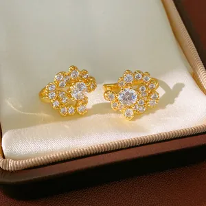 Vista dettagliata di orecchini a clip in zircone placcati oro 18K in un portagioie