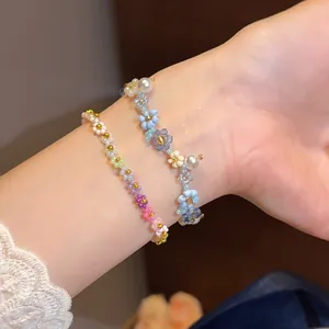 Vue détaillée de bracelets en perles colorées faits main avec fleurs et perles